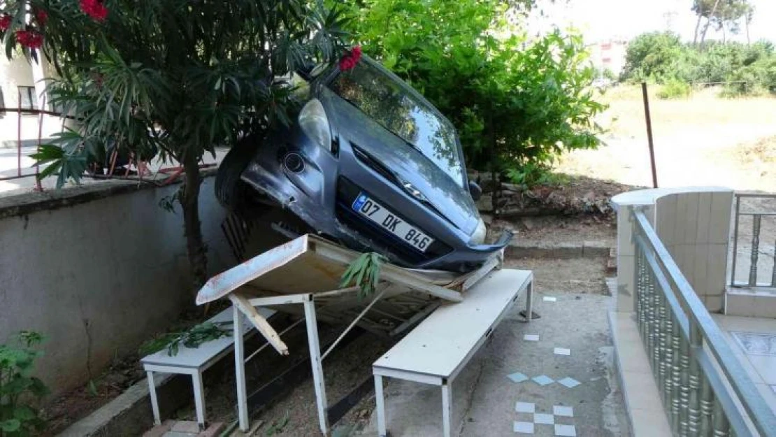 Antalya'da otomobil apartmanın bahçesindeki masanın üzerine uçtu: 1 yaralı