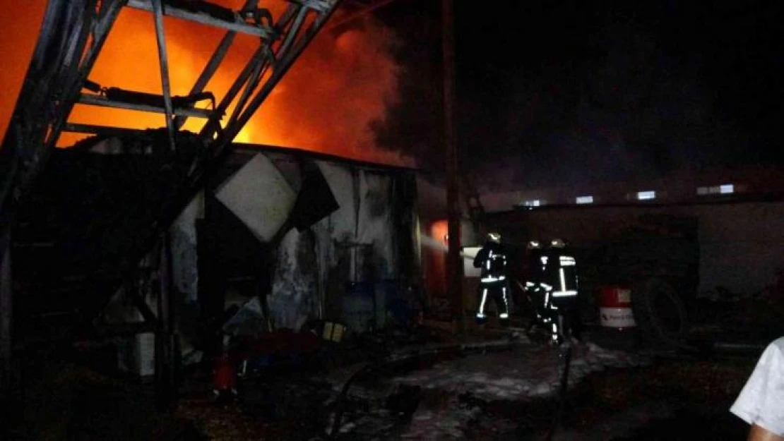 Antalya'da palet imalathanesinde gece yarısı korkutan yangın