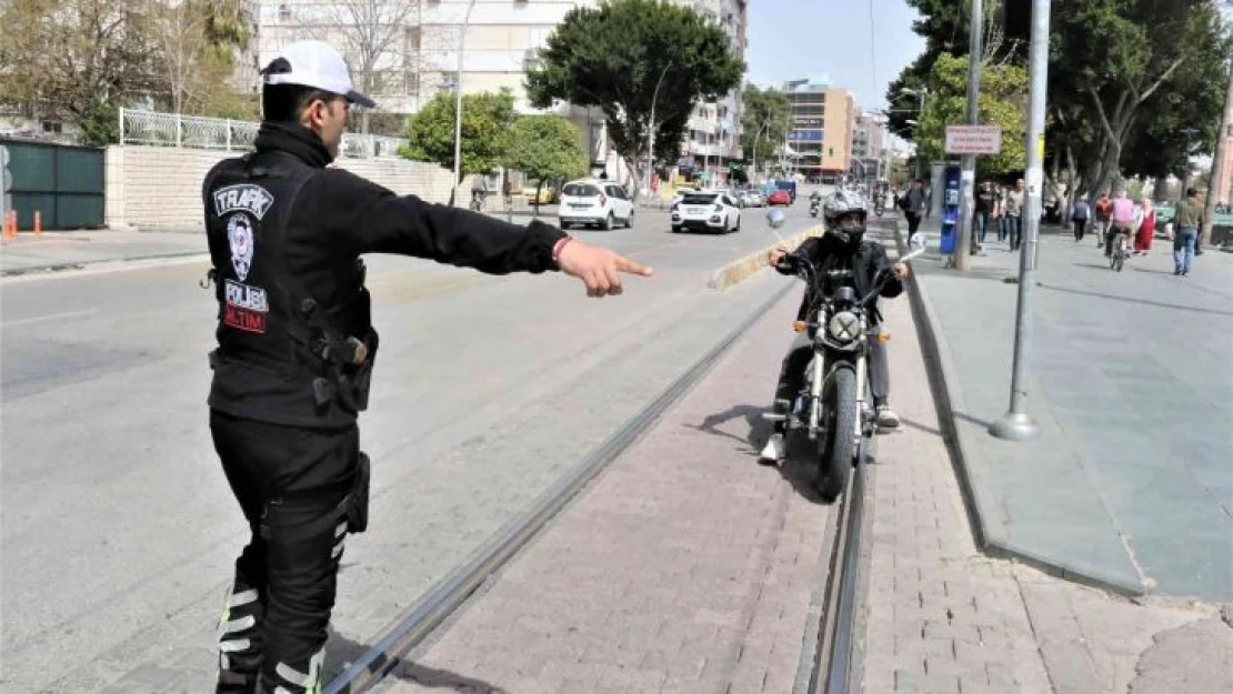 Antalya'da polisin şok denetimine tramvay yolunda yakalanan gencin son pişmanlığı fayda etmedi