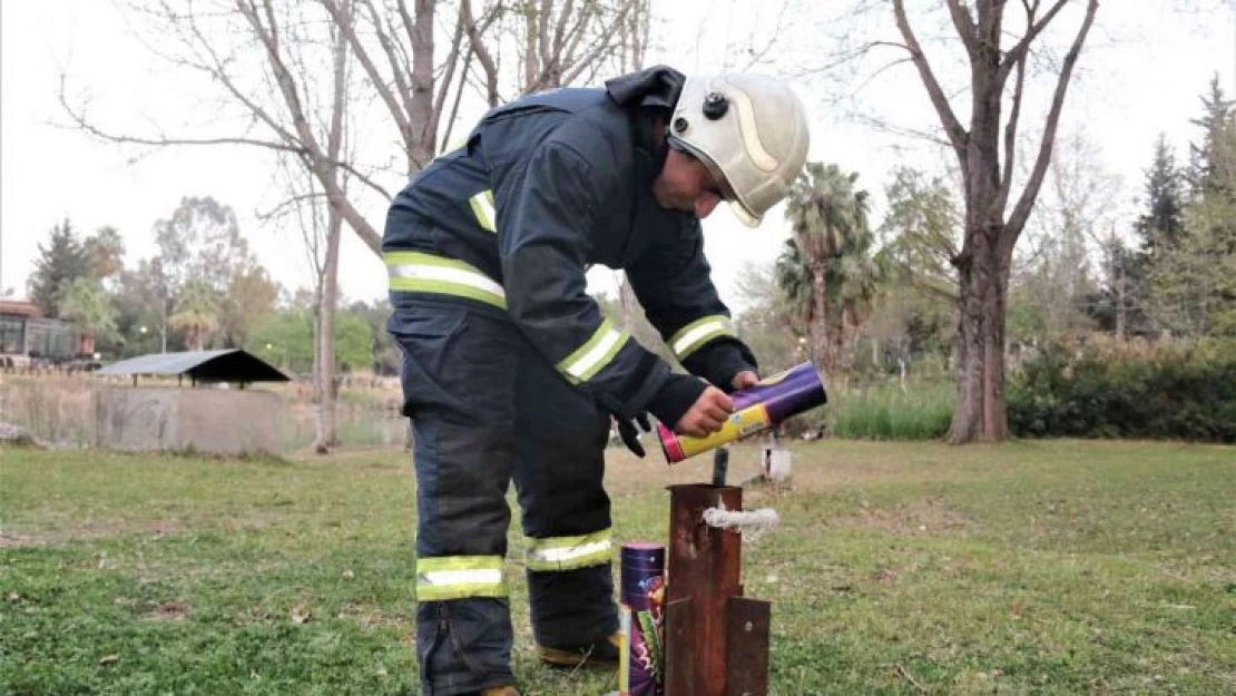 Antalya'da Ramazan topu geleneği, 'ses bombası' olarak tabir edilen düzenekle devam ediyor