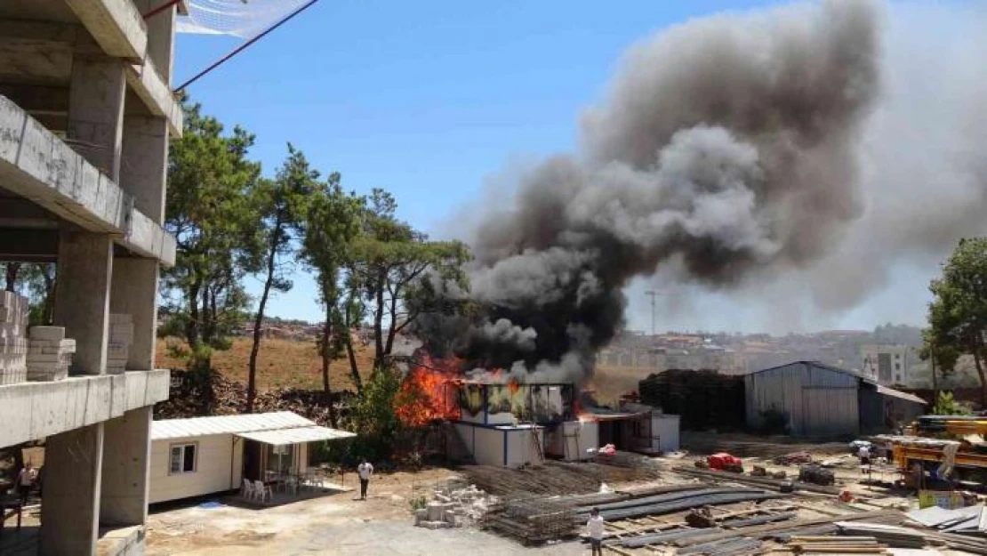 Antalya'da şantiye yatakhanesindeki korkutan yangın