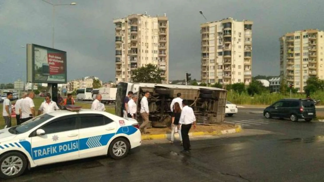 Antalya'da servis midibüsü devrildi: 6 yaralı