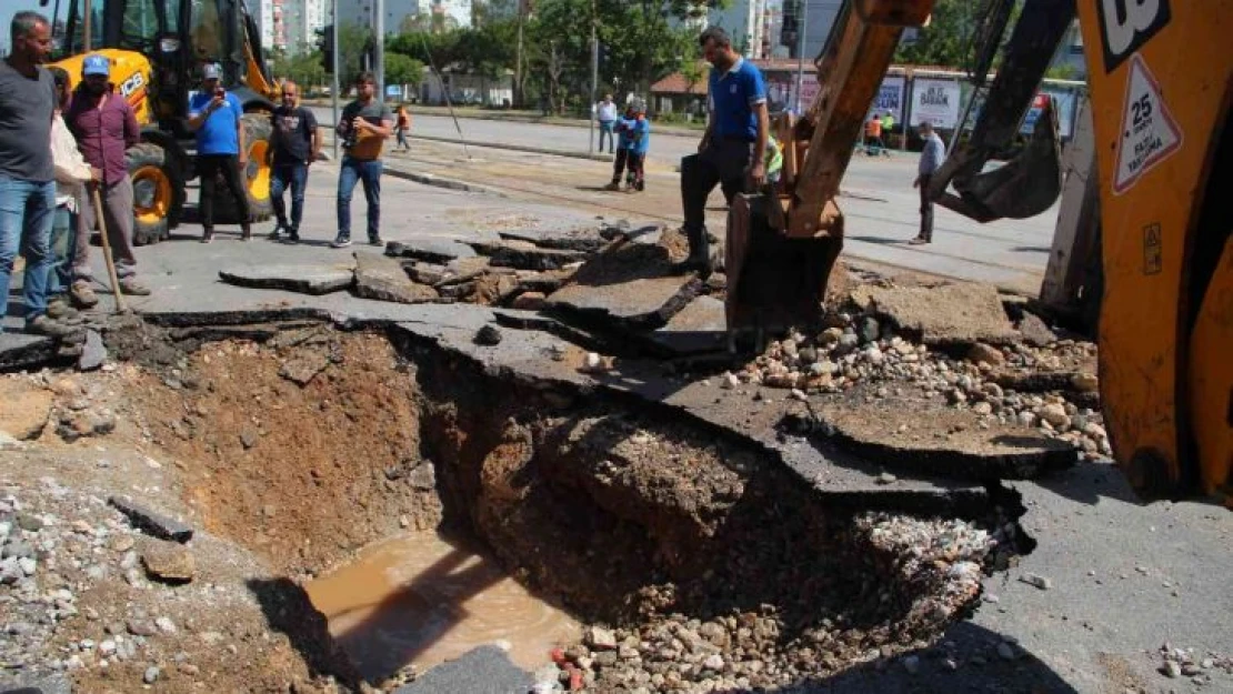 Antalya'da su borusu patladı, yol çöktü