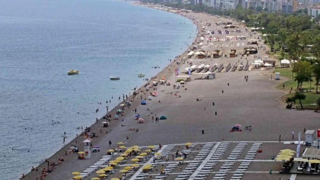 Antalya'da termometreler 36 dereceyi gösterdi, tatilciler sahillere akın etti