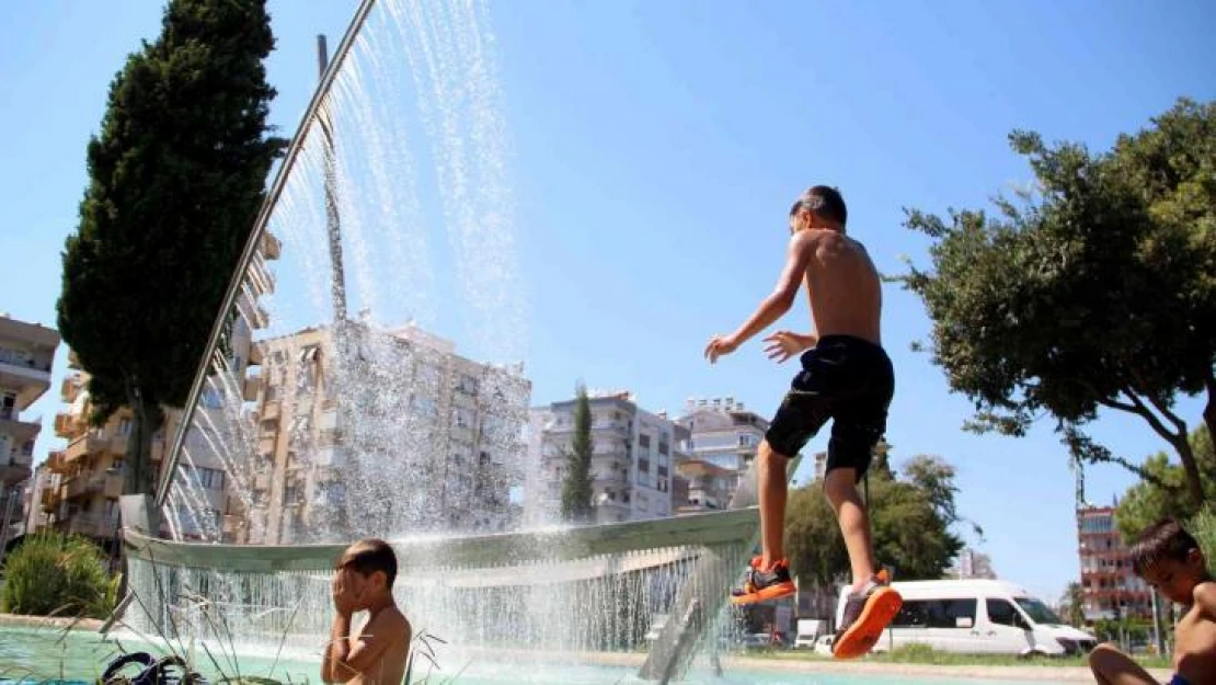 Antalya'da termometreler 41'i gösterdi, çocuklar süs havuzunda serinledi