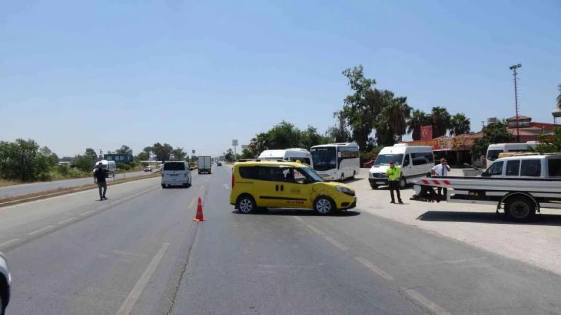 Antalya'da ticari taksiye çarpan kamyonun sürücüsü arkasına bakmadan kaçtı