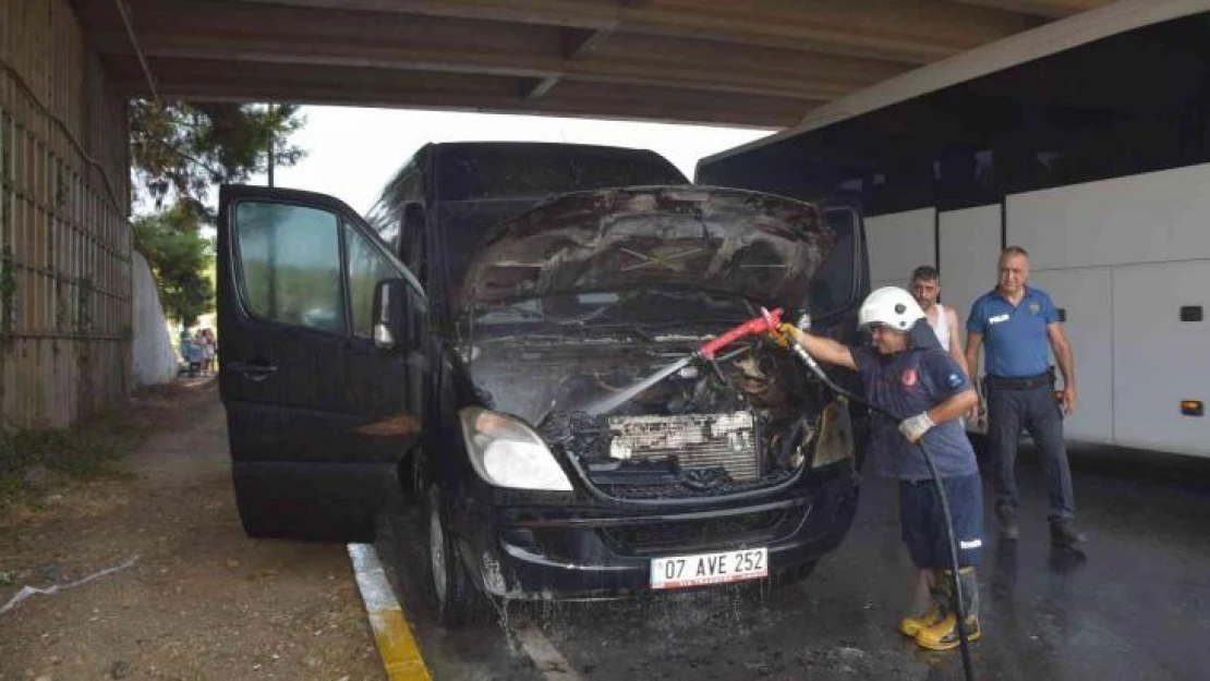 Antalya'da turistleri taşıyan minibüs alev aldı