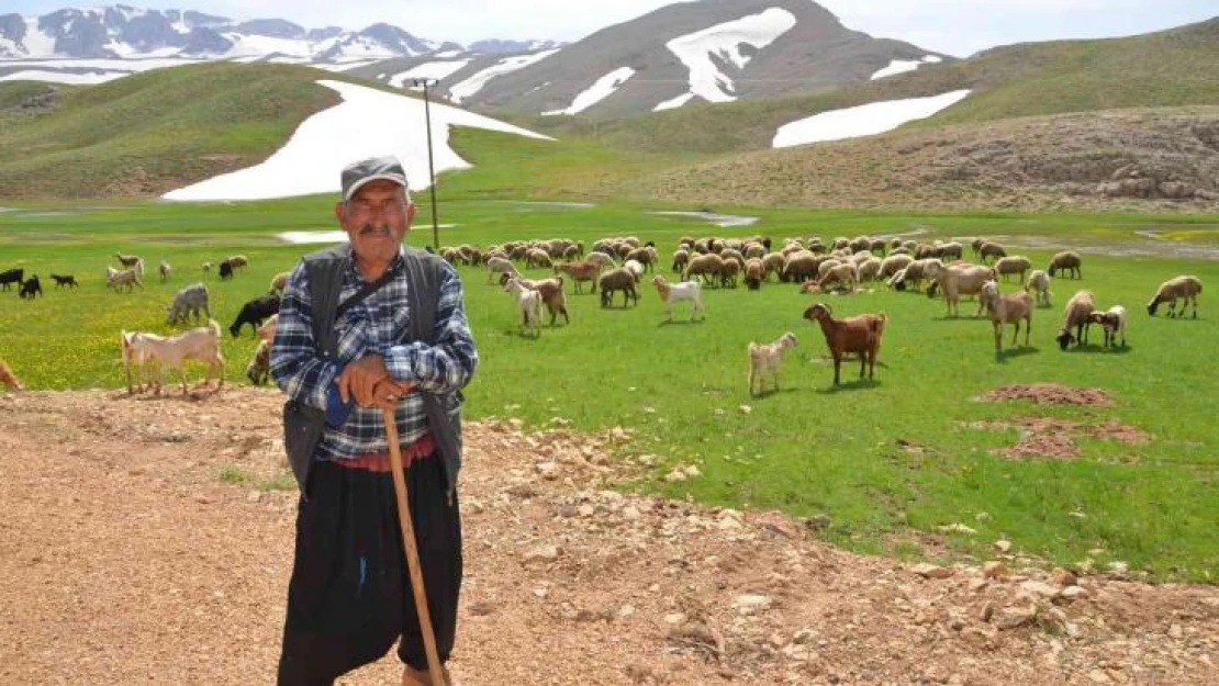 Antalya'da Yörüklerin karla kaplı yayla serüveni başladı