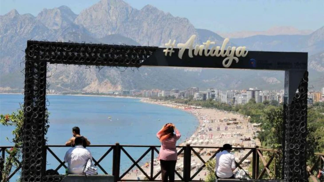 Antalya'nın simgelerinden çiçekli fotoğraf çerçevesi aşırı sıcaklara dayanamayarak kurudu