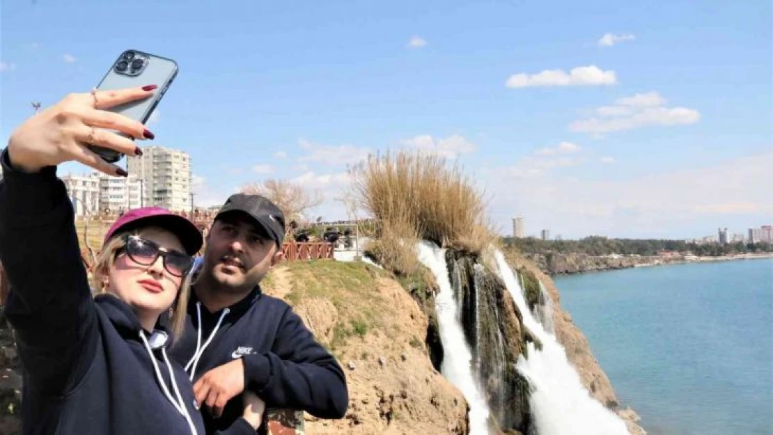 Antalya'nın ünlü Düden Kıyı Şelalesi'nde nevruz yoğunluğu