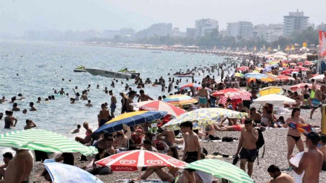 Antalya sahillerinde bayram yoğunluğu