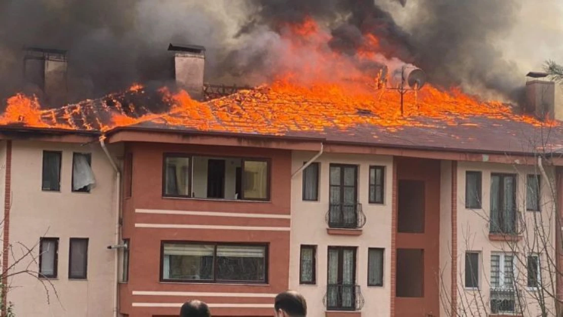 Apartmanın çatısı bir anda alev topuna döndü