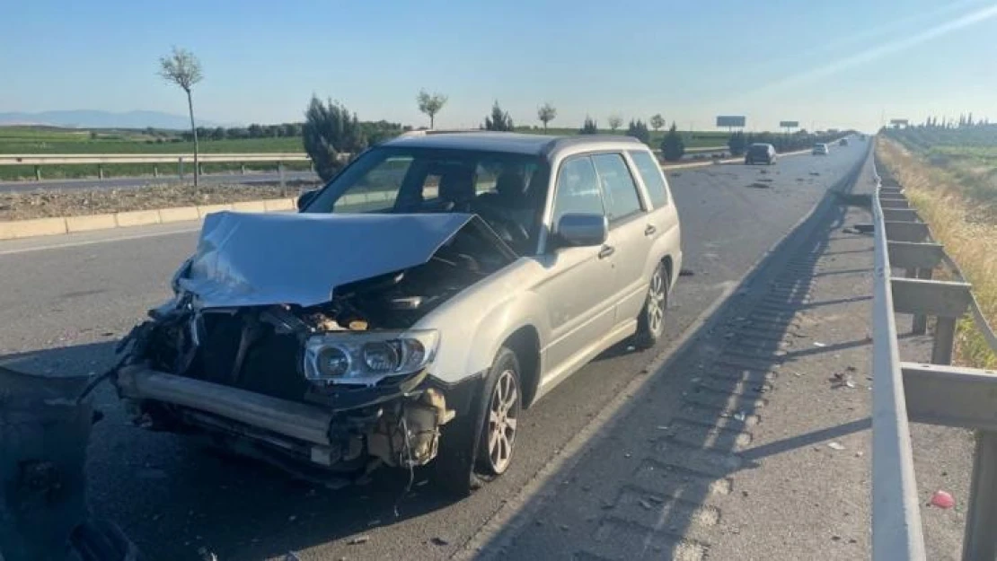 Aracının kontrolünü kaybedip bariyerlere çarptı: 2 yaralı