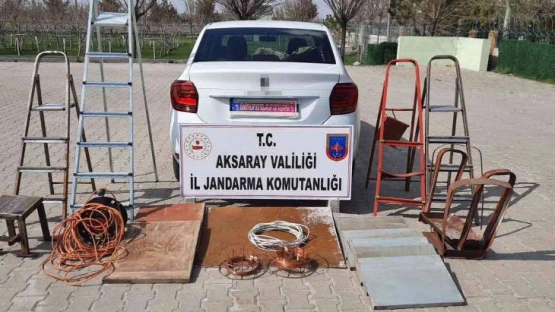 Aracının plakalarına 'Evleniyoruz, Mutluyuz' yazıp hırsızlık yaparken yakalandı