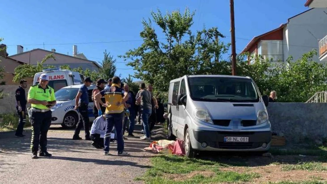 Aracıyla geri manevra yaparken hastaneye götürmek istediği annesini ezdi