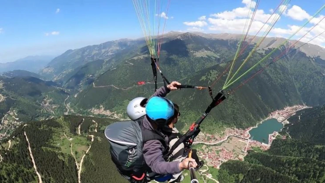 Arap turistlerin Uzungöl'de yamaç paraşütü keyfi