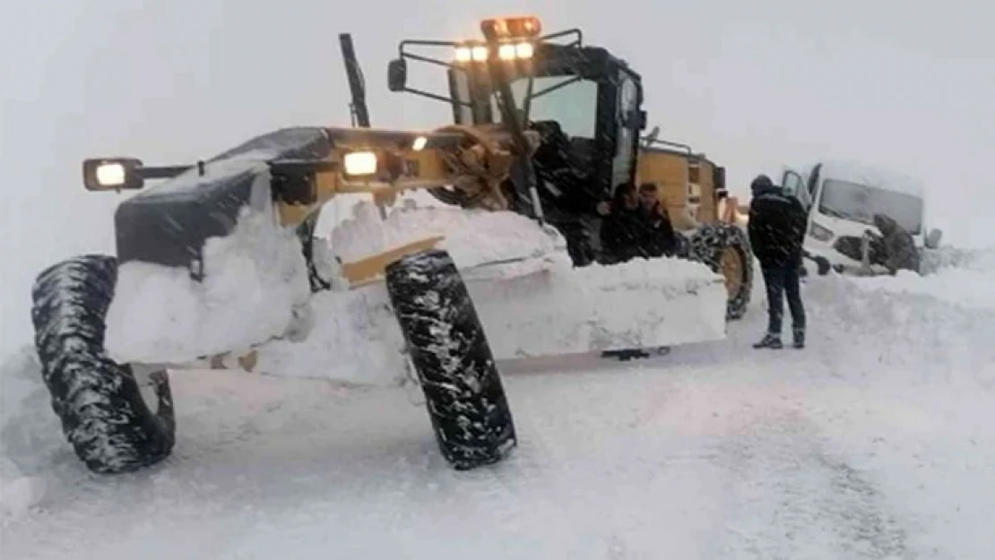 Ardahan'da ekipler yolu kardan kapanan köydeki hamile kadın için seferber oldu