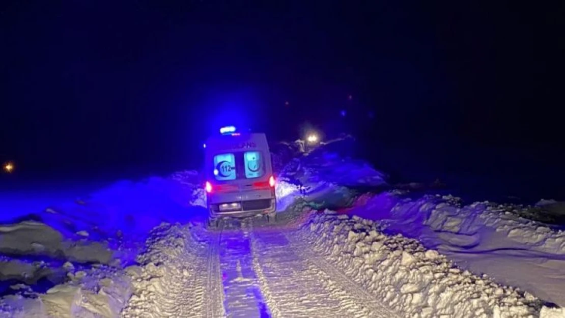 Ardahan'da kardan mahsur kalan 3 hasta 4 saatlik çalışmayla hastaneye ulaştırıldı