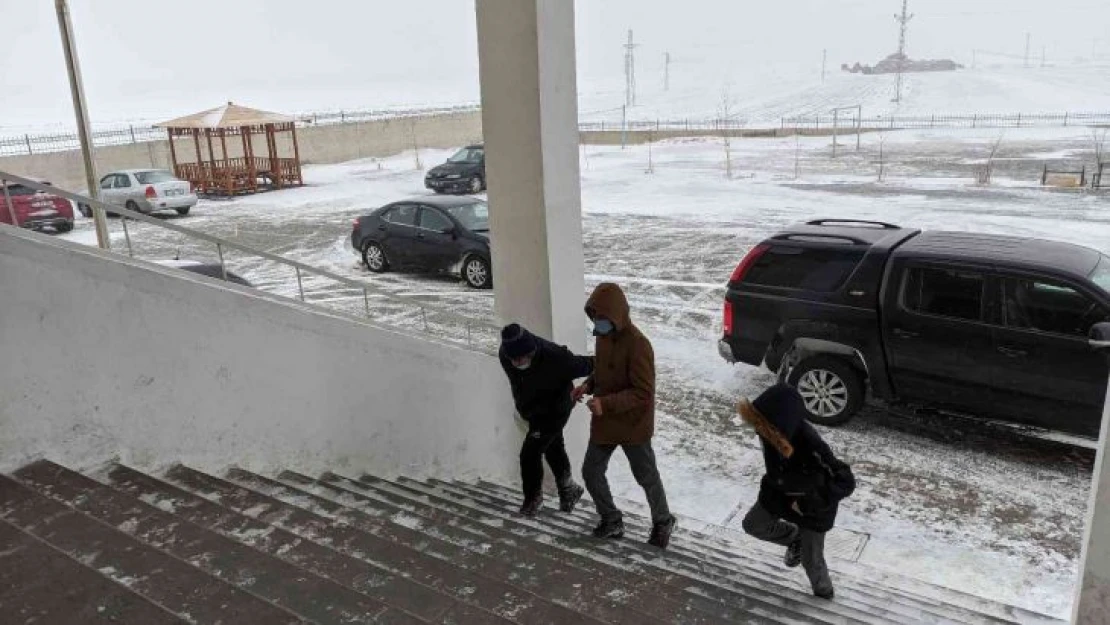 Ardahan'da köy yolları kapandı, Posof ilçesinde okullar tatil edildi