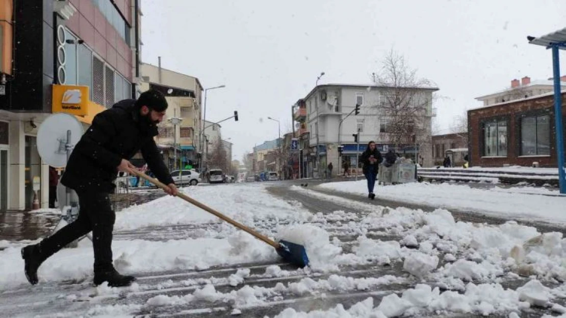 Ardahanlılar Nisan'da güne karla uyandı