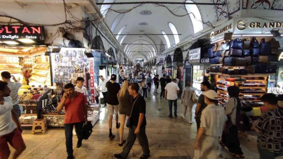 Arefe Günü'nde Kapalıçarşı'da turist yoğunluğu