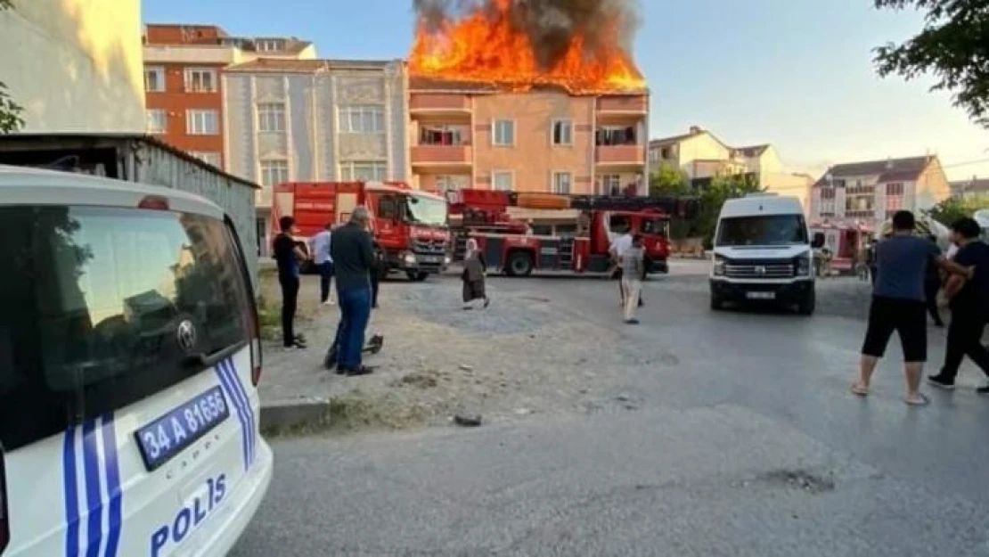 Arnavutköy'de binanın çatı katı alevlere teslim oldu