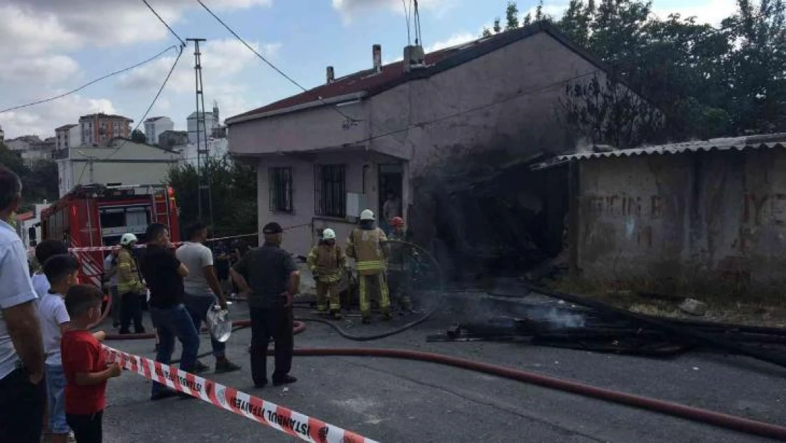 Arnavutköy'de çocukların oyun oynarken yaktığı baraka küle döndü