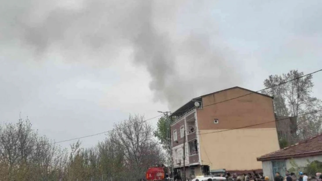 Arnavutköy'de gecekondu yangını, ev sahibi sinir krizi geçirdi