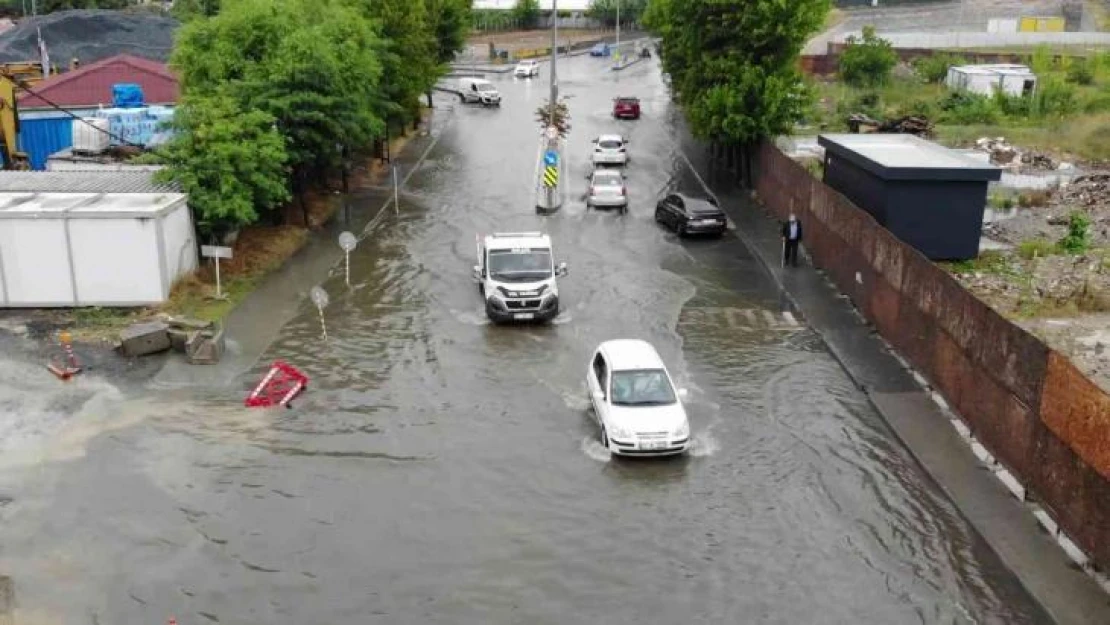 Arnavutköy'de göle dönen yolda sürücülerin zor anları