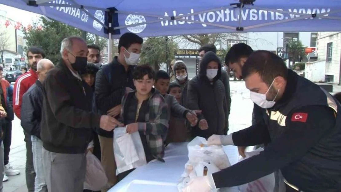 Arnavutköy'de iftarda yolda kalanlara iftariyelik ikramı