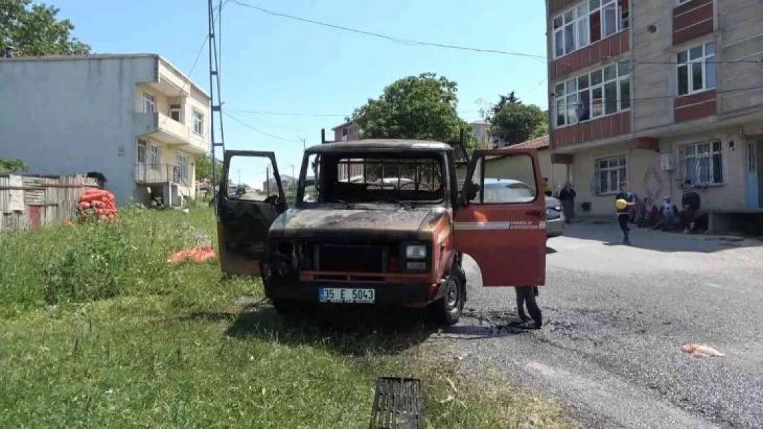 Arnavutköy'de seyir halindeki kamyonet alev alev yandı