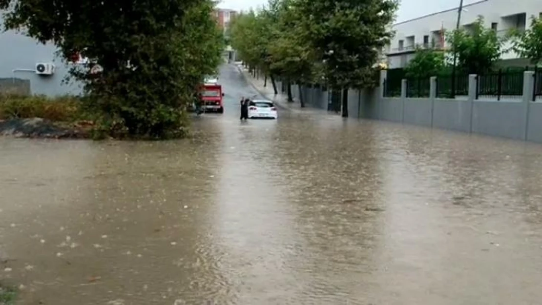 Arnavutköy'de yağış nedeniyle sokak göle döndü