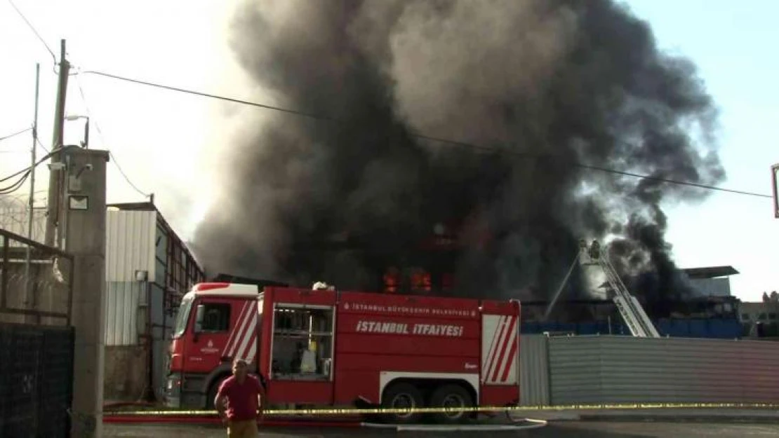 Arnavutköy'deki fabrika yangınına müdahale eden bir vatandaş dumandan etkilendi