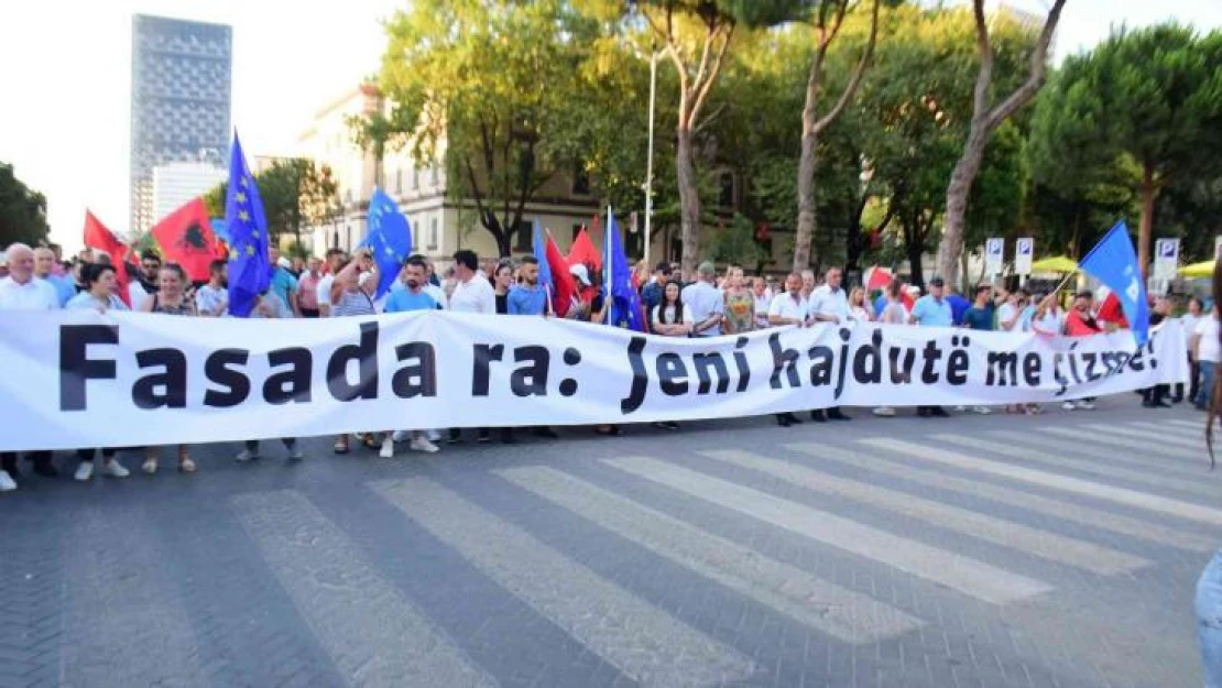 Arnavutluk'ta hükümet karşıtı protesto