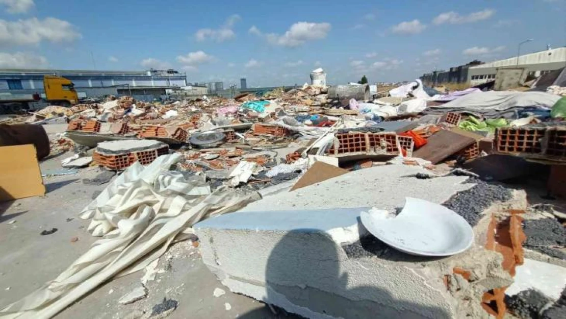 Arsa sahibi 12 yıllık mescidi yıktı, vatandaşlar enkazın önünde namaz kıldı