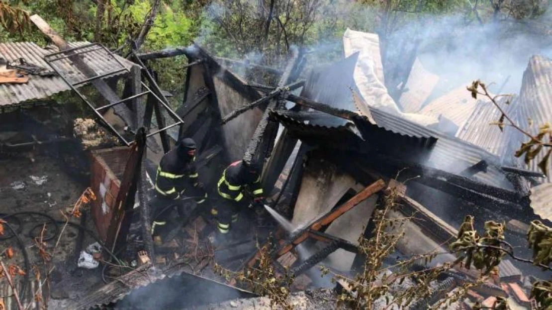 Artvin'de çıkan yangında iki katlı ahşap ev küle döndü