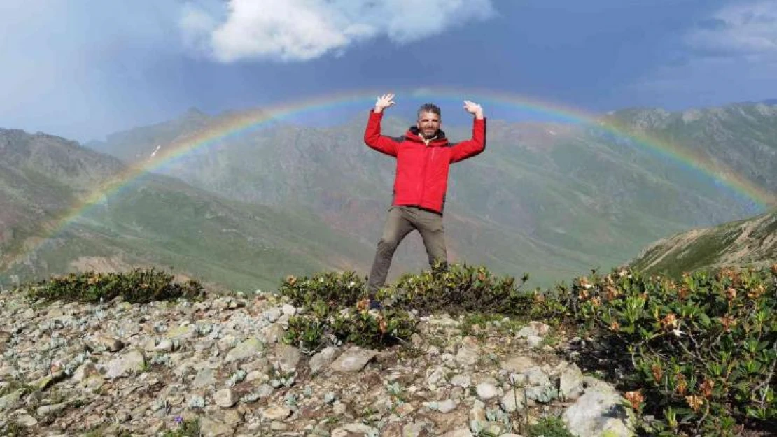 Artvin'de doğa tutkunları 3 bin 200 rakımda buzul gölüne girdiler