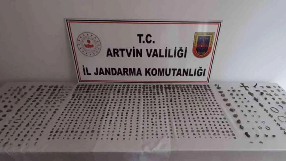 Artvin'de durdurulan yolcu otobüsündeki yolcudan bin 21 tarihi sikke çıktı