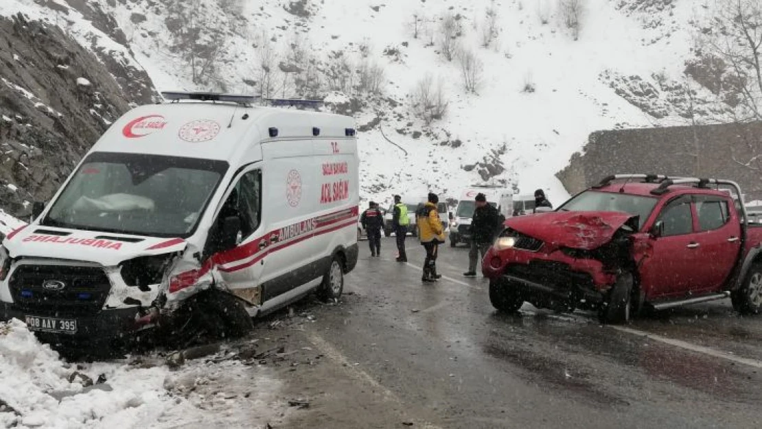 Artvin'de hasta taşıyan ambulans kaza yaptı: 2 yaralı