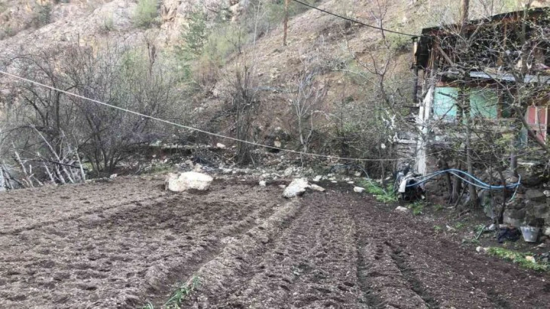 Artvin'de yamaçtan kopan dev kayalar bir evin bahçesine düştü