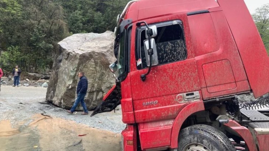 Artvin'de yamaçtan kopan dev kaya kamyonu hurdaya çevirdi