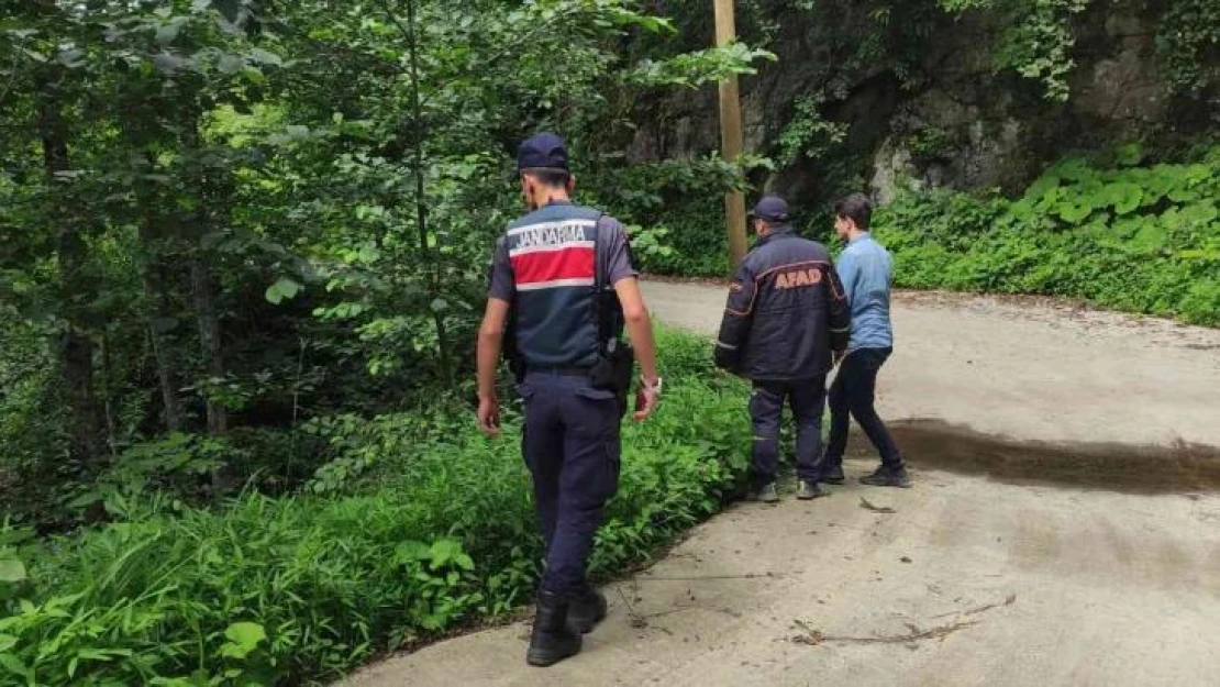 Artvin'de yamaçtan yuvarladığı çay bohçasının peşinden giden şahıs kayboldu