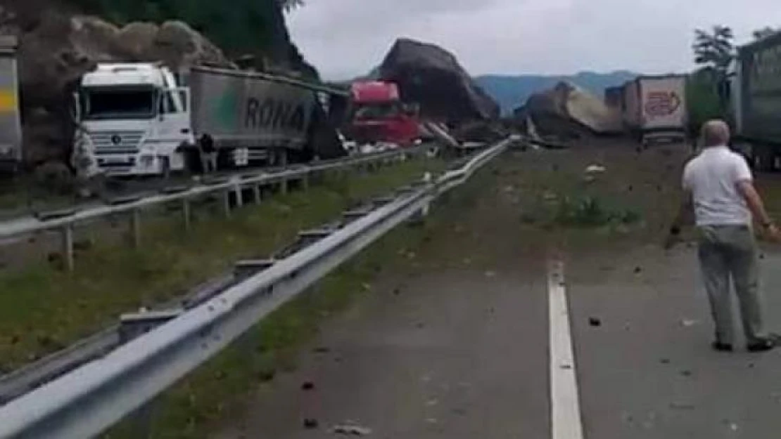 Artvin'in Kemalpaşa ilçesinde meydana gelen heyelandan ötürü yoldan geçen tırlar zarar gördü, bölgede ölü ve yaralıların olduğu biliniyor, yol ulaşıma kapandı