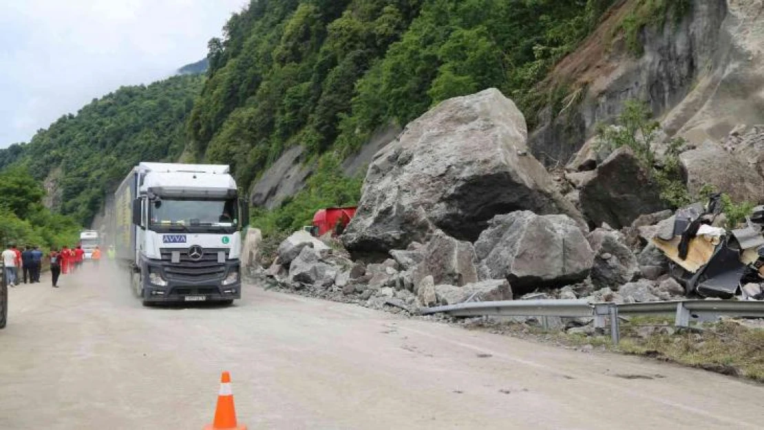 Artvin'in Kemalpaşa ilçesindeki heyelanın ardından Karadeniz Sahil Yolu kontrollü olarak ulaşıma açıldı