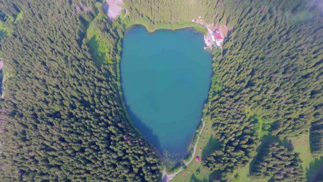 Artvin'in Şavşat ilçesindeki Karagöl her mevsim ayrı güzel