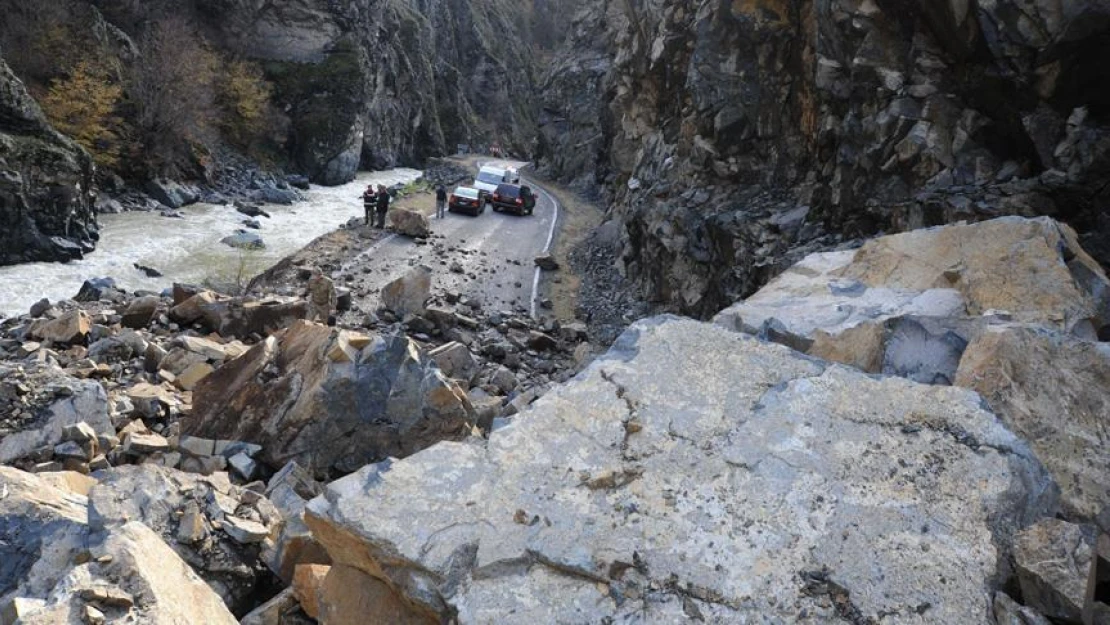 Artvin-Şavşat karayolu heyelan nedeniyle ulaşıma kapandı