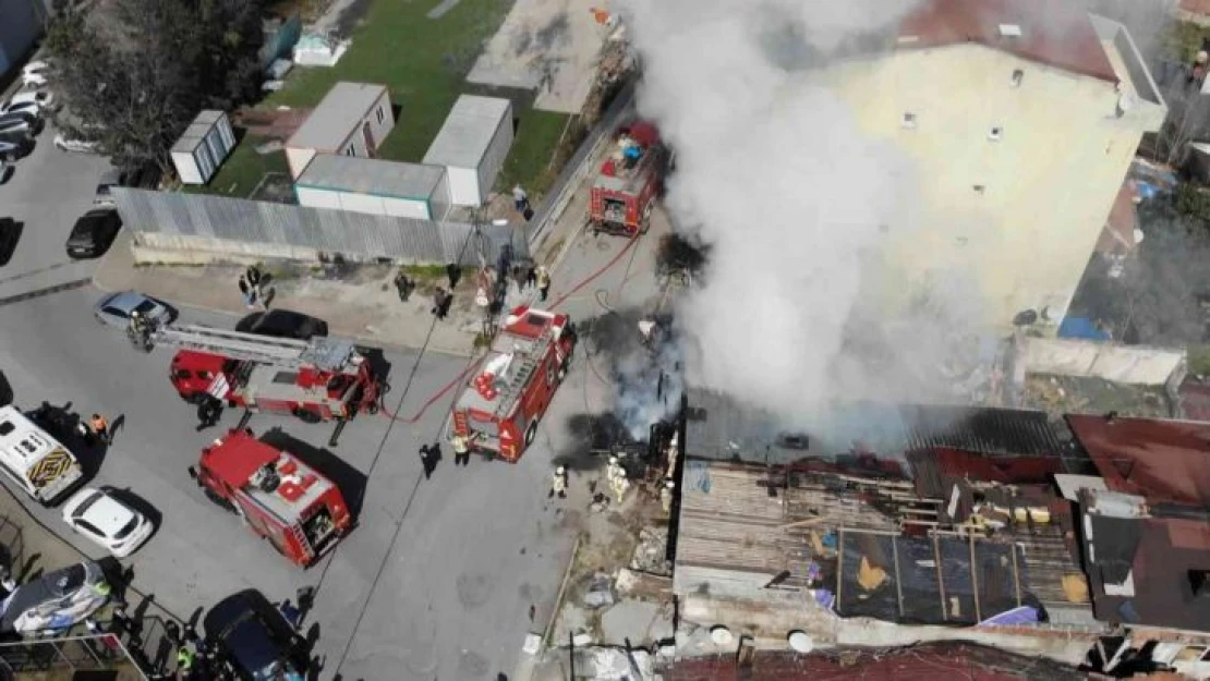 Ataşehir'de alevlerin sardığı gecekondu küle döndü