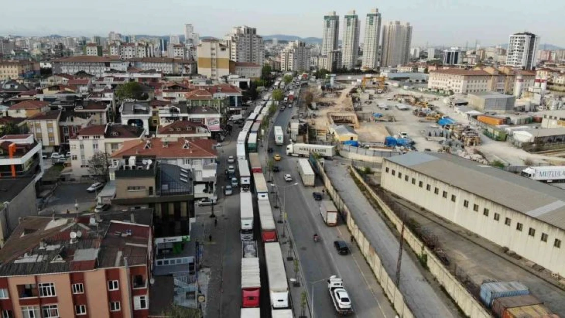 Ataşehir'de gümrük müdürlüğü önünde kontak kapattıran tır kuyruğu