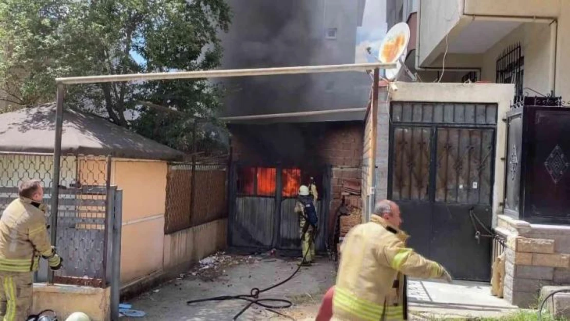 Ataşehir'de otomobil yedek parçalarının olduğu garaj alev alev yandı