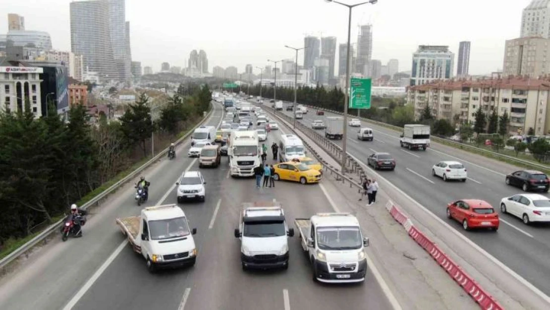 Ataşehir TEM'de 5 araç birbirine girdi, kilometrelerce kuyruk oluştu